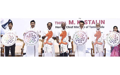 செஸ் ஒலிம்பியாட் போட்டிக்கான இலச்சினை, சின்னத்தை வெளியிட்ட முதல்வர் மு.க.ஸ்டாலின்.