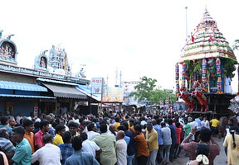 விருதுநகரில் வியாழக்கிழமை நடைபெற்ற மாரியம்மன், வெயிலுகந்தம்மன் கோயில் தேரோட்டம். (உள்படம்) சிறப்பு அலங்காரத்தில் மாரியம்மன், வெயிலுகந்தம்மன்.