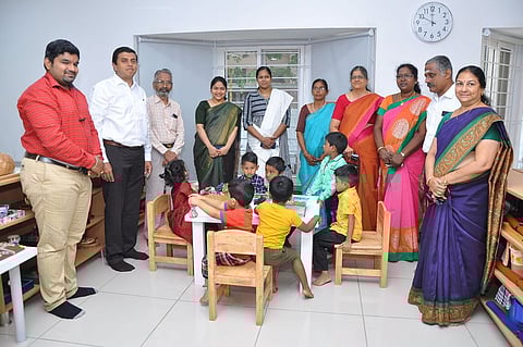 குந்தை நல மருத்துவா் பத்மாஷினி பாலமுருகன். உடன் பள்ளியின் தலைவா் பி.வி. தோட்டா இராமனுஜம், தலைமைச் செயல் அதிகாரி கு. சந்திரசேகரன்