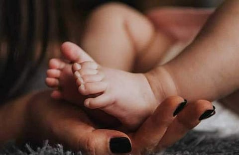 அனுமதி மறுக்கப்பட்ட தில்லி பெண்: மருத்துவமனைக்கு வெளியே குழந்தையைப் பெற்றெடுத்த அவலம்