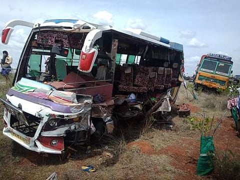 காரைக்குடி அருகே லாரி மீது வேன் மோதி விபத்து: 3 பெண்கள் பலி; 4 குழந்தைகள் உள்பட 25 பேர் படுகாயம்