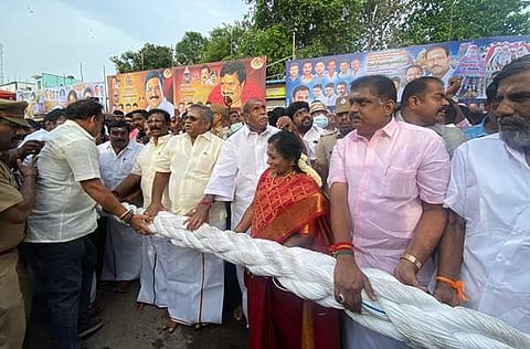 தேரோட்டத்தை வடம்பிடித்து இழுத்து தொடங்கி வைத்த ஆளுநர் தமிழிசை சௌந்தரராஜன், முதல்வர் என்.ரங்கசாமி, பேரவைத் தலைவர் ஆர்.செல்வம், அமைச்சர்கள்.