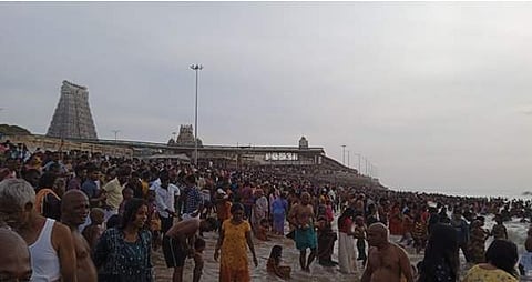 விசாகத்திருவிழாவை முன்னிட்டு ஞாயிற்றுக்கிழமை லட்சக்கணக்கான பக்தர்கள் கடலில் புனித நீராடி சுவாமி தரிசனம் செய்தனர்.