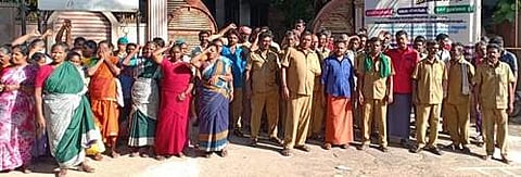 கம்பத்தில்  கவுன்சிலர்களை கண்டித்து தூய்மைப் பணியாளர்கள் திடீர் வேலை நிறுத்தம்