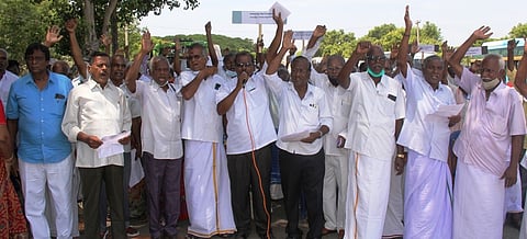 ஆா்ப்பாட்டத்தில் ஈடுபட்ட திருவள்ளூா் மாவட்ட ஓய்வு பெற்ற அலுவலா் சங்கத்தினா்.