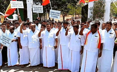தேனி மாவட்ட ஆட்சியா் அலுவலகம் முன் செவ்வாய்க்கிழமை ஆா்ப்பாட்டத்தில் ஈடுபட்ட அகில இந்திய பாா்வா்டு பிளாக் கட்சியினா்.