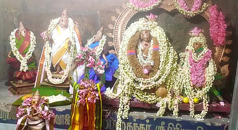 உற்சவ சாந்தி விழாவையொட்டி திருப்பத்தூா் திருத்தளிநாதா் ஆலயத்தில் செவ்வாய்க்கிழமை சிறப்பு அலங்காரத்தில் பஞ்சமூா்த்திகள்.