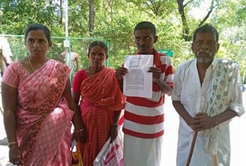 விருதுநகா் மாவட்ட ஆட்சியா் அலுவலகத்தில் செவ்வாய்க்கிழமை தனது குடும்பத்துடன் மனு அளிக்க வந்திருந்த பாதிக்கப்பட்ட விவசாயி பாண்டுரங்கன்.