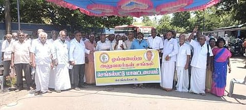 ஓய்வுபெற்ற அலுவலர் சங்கம் சார்பில் செங்கல்பட்டில் நடைபெற்ற ஆர்ப்பாட்டம்.