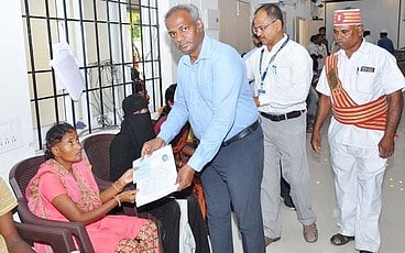 மாற்றுத்திறனாளி பயனாளிக்கு நலத் திட்ட உதவி வழங்கிய ஆட்சியா் தெ.பாஸ்கர பாண்டியன்.