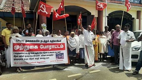 போராட்டத்தில் ஈடுபட்ட பழங்குடியின மக்கள்.