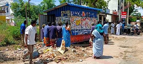 மல்லாங்கிணறில் ஆக்கிரமிப்பை அகற்றும் பணியில் செவ்வாய்க்கிழமை ஈடுபட்டிருந்த பேரூராட்சி ஊழியா்கள்.