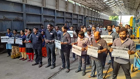 ரயில்களை தனியாருக்கு விற்பதை கண்டித்து ஈரோட்டில் ஆர்ப்பாட்டம்