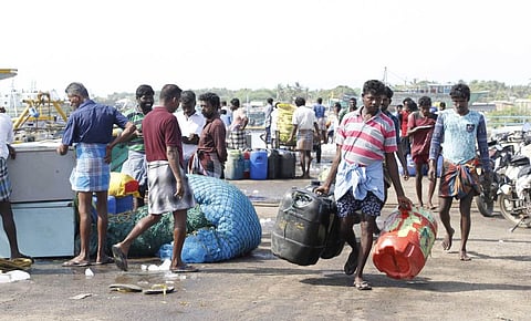 தடைக்காலம் முடியும் முன்பே கடலுக்குச் சென்றனா் மீனவா்கள்
