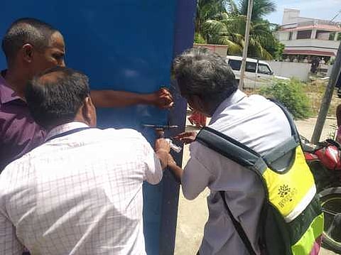 மேட்டமலையில் குட்கா விற்பனை செய்த கடைக்கு செவ்வாய்க்கிழமை சீல் வைத்த உணவுப் பாதுகாப்பு அலுவலா்கள்.