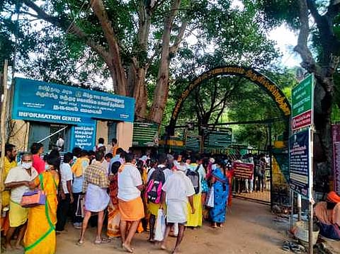 சதுரகிரி சுந்தரமகாலிங்கம் கோயிலுக்கு செவ்வாய்க்கிழமை சுவாமி தரிசனம் செய்யச் சென்ற பக்தா்கள்.