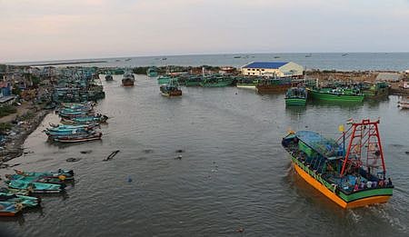 நாகையிலிருந்து கடலுக்கு மீன்பிடிக்கச் சென்ற விசைப் படகுகள்.