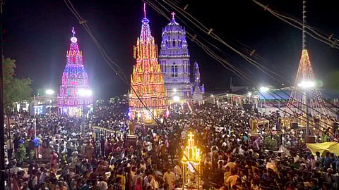 மேல்நாரியப்பனூா் புனித அந்தோணியாா் தேவாலய ஆண்டு பெருவிழாவையொட்டி, திங்கள்கிழமை இரவு நடைபெற்ற தோ் பவனி.