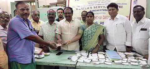 குடியாத்தத்தில் நெசவாளருக்கு அடையாள அட்டை வழங்கிய எம்.எல்.ஏ. அமலு விஜயன், நகா்மன்றத் தலைவா் எஸ்.செளந்தரராஜன்.