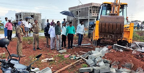 காரைக்குடி கழனிவாசல் பகுதியில் நீா்நிலை புறம்போக்கு நிலத்தில் ஆக்கிரமித்து கட்டப்பட்ட வீட்டை புதன்கிழமை ஜேசிபி இயந்திரம் மூலம் அகற்றிய வருவாய்த்துறையினா்.