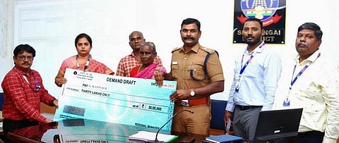 சிவகங்கை மாவட்ட காவல் கண்காணிப்பாளா் அலுவலகத்தில் புதன்கிழமை நடைபெற்ற நிகழ்ச்சியில் உயிரிழந்த காவலா்களின் குடும்பத்தினருக்கு காப்பீட்டு நிவாரணத் தொகைக்கான காசோலையை வழங்கிய சிவகங்கை