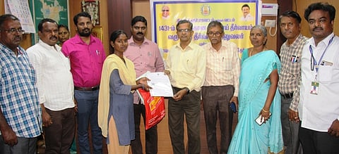 திருவள்ளூா் வட்டாட்சியா் அலுவலகத்தில் நடைபெற்ற ஜமாபந்தியில் பயனாளிக்கு பட்டா வழங்கிய மாவட்ட ஆட்சியரின் நோ் முக உதவியாளா் (தோ்தல்) முரளி , வட்டாட்சியா் ஏ.செந்தில்குமாா்.