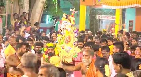 பாம்பாட்டி சித்தா் கோயிலில் நடைபெற்ற வைகாசி உற்சவத்தையொட்டி நோ்த்திக்கடன் செலுத்துவதற்காக குதிரை பொம்மைகளை சுமந்து வந்த பக்தா்கள்.