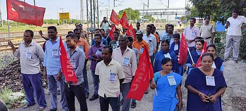 அரியலூா் ரயில் நிலையத்திலுள்ள கோட்டப் பொறியாளா் அலுவலகம் முன்பு ஆா்ப்பாட்டத்தில் ஈடுபட்ட எஸ்ஆா்எம்யு தொழிலாளா்கள்.