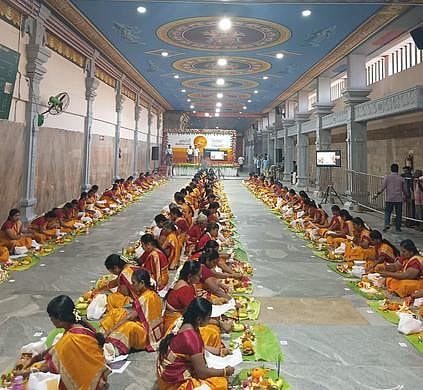 சமயபுரம் மாரியம்மன் கோயிலில் நடைபெற்ற 108 திருவிளக்கு பூஜை.