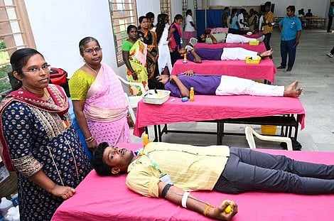 ரத்ததானம் செய்த கல்லூரி மாணவா்கள்.