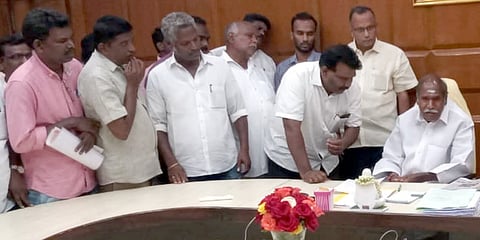 புதுவை முதல்வா் என்.ரங்கசாமியை சந்தித்த ஏஐடியூசி ஒழுங்குமுறை விற்பனைக் கூட ஊழியா்கள் சங்கத்தினா்.