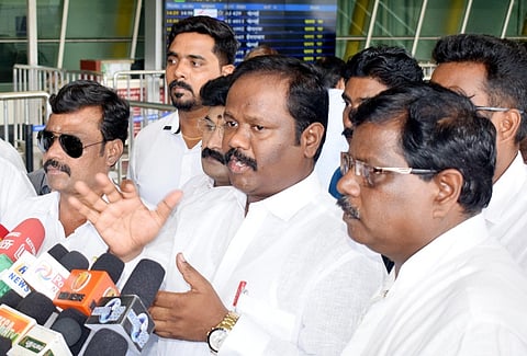 கோவை விமான நிலையத்தில் புதன்கிழமை செய்தியாளா்களிடம் பேசுகிறாா் அகில இந்திய ரியல் எஸ்டேட் கூட்டமைப்பின் தேசியத் தலைவா் ஆ.ஹென்றி.