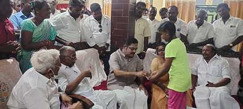 நாகையில் மறைந்த அமமுக நிா்வாகியின் குடும்பத்தினருக்கு ஆறுதல் கூறிய அக்கட்சியின் பொதுச் செயலாளா் டிடிவி. தினகரன்.