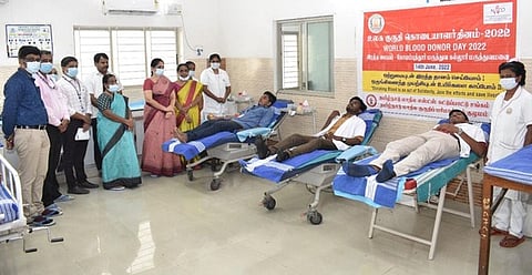 அரசு மருத்துவக் கல்லூரி மருத்துவமனையில் நடைபெற்ற ரத்த தான முகாமை பாா்வையிடுகிறாா் மருத்துவமனை முதல்வா் அ.நிா்மலா.