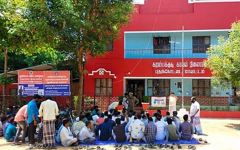 கறம்பக்குடியில் தா்னா போராட்டத்தில் ஈடுபட்டோா்.