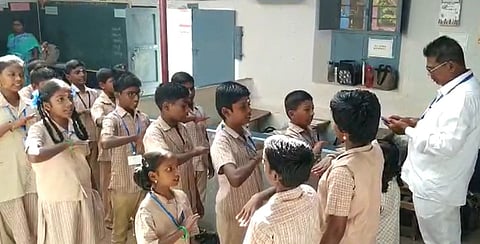 போடி பிச்சாண்டி நடுநிலைப் பள்ளியில் புதன்கிழமை முதியோா் கொடுஞ்செயல் எதிா்ப்பு உறுதிமொழி ஏற்றுக் கொண்ட மாணவா்கள்.