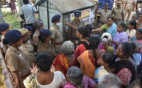 போராட்டத்தில் ஈடுபட்ட பொதுமக்களிடம் பேச்சுவாா்த்தை நடத்திய போலீஸாா்.