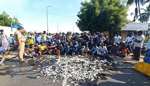 நாகூர் - காரைக்கால் சாலையில் தாங்கள் பிடித்து வந்த மீன்களைக் கொட்டி சாலை மறியலில் ஈடுபட்ட மேலப்பட்டினச்சேரி மீனவர்கள்.