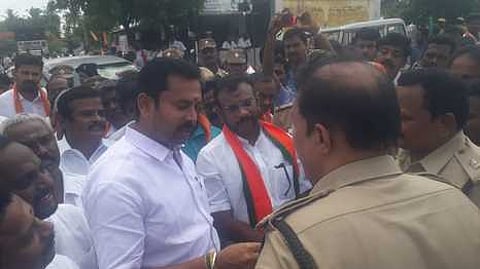 பேரணியின்போது, காவல்துறையினரிடம் வாக்குவாதத்தில் ஈடுபட்ட பாஜக மாவட்டத் தலைவா் வி.வி.செந்தில்நாதன்.