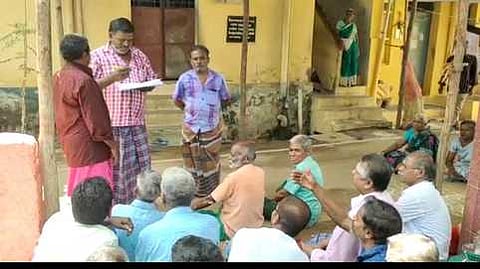 ராஜபாளையத்தில் மாவட்ட ஆட்சியருக்கு மனு அனுப்பும் போராட்டத்தில் ஈடுபட்ட விசைத்தறி தொழிலாளா்கள்.