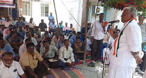 மின் துறையினா் நடத்திய போராட்டத்தில் பங்கேற்றுப் பேசும் முன்னாள் அமைச்சா் ஆா். கமலக்கண்ணன்.