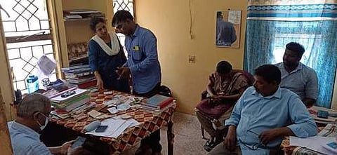 நாகை மதுவிலக்கு அமலாக்கப் பிரிவு  அலுவலகத்தில்  புதன்கிழமை சோதனை மேற்கொண்ட  ஊழல் தடுப்பு கண்காணிப்புப் பிரிவு காவல் துறையினர்.