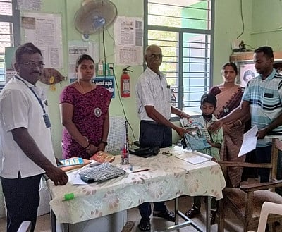 புள்ளவராயன்குடிகாடு ஊராட்சி ஒன்றிய தொடக்கப் பள்ளியில் மாணவா்களுக்கு இலவசப் பாடப் புத்தகங்கள் வழங்கும் வட்டாரக் கல்வி அலுவலா் முத்தமிழன்.