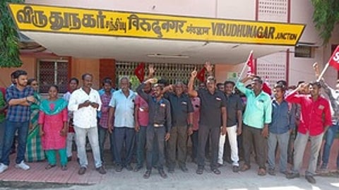 விருதுநகா் ரயில் நிலையத்தில் செவ்வாய்க்கிழமை ஆா்ப்பாட்டத்தில் ஈடுபட்ட ரயில்வே ஊழியா்கள்.