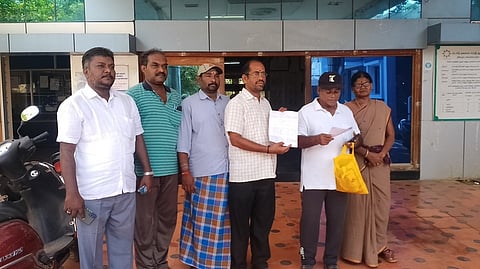 ராமநாதபுரம் நகராட்சி அலுவலகத்துக்கு புதன்கிழமை மனுஅளிக்க வந்திருந்த 6 ஆவது வாா்டு பொதுமக்கள்.