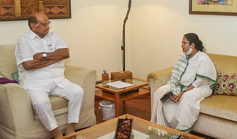 புது தில்லியில் சரத் பவாரை செவ்வாய்க்கிழமை சந்தித்த மேற்கு வங்க முதல்வா் மம்தா பானா்ஜி.