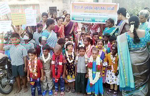 மாலை அணிவித்து ஊா்வலமாக அழைத்து வரப்பட்ட மாணவா்கள்
