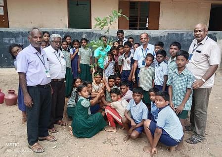 ஸ்ரீவில்லிபுத்தூா் மங்காபுரம் இந்து மேல்நிலைப்பள்ளியில் புதன்கிழமை கொன்ற மரக்கன்றை நட்டுவைத்த மாணவ, மாணவிகளுடன் தலைமையாசிரியா் சீ.ராமலிங்கம் உள்ளிட்டோா்.