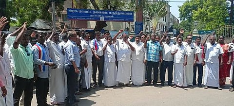 ஆா்ப்பாட்டத்தில் ஈடுபட்ட தீண்டாமை ஒழிப்பு முன்னணியினா்.