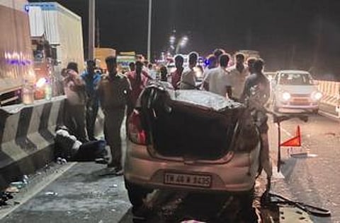 தாராபுரம் அருகே மேம்பாலத் தடுப்பில் மோதி விபத்துக்குள்ளான காா்.